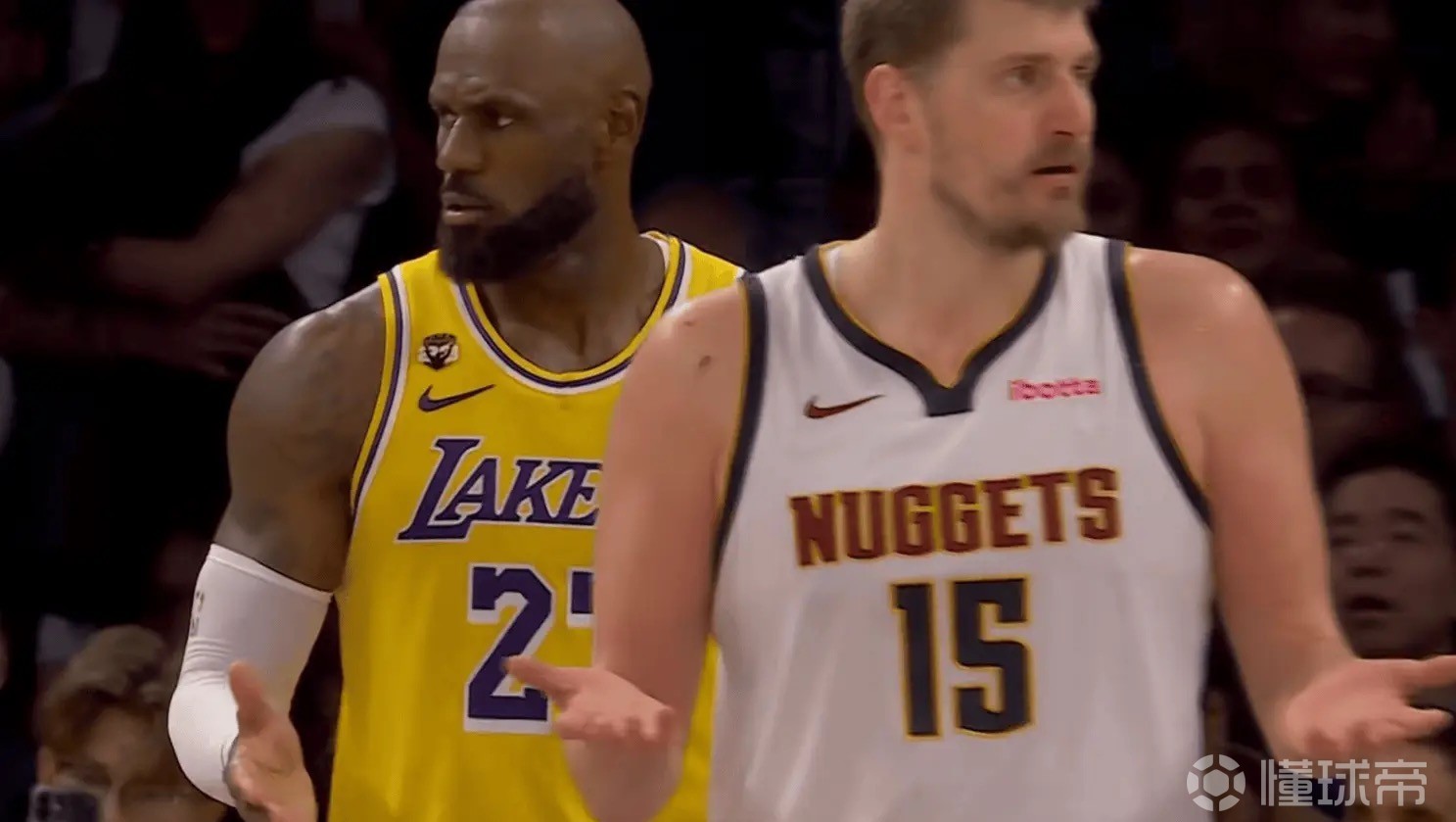 四手联“摊”，詹姆斯与约基奇均对裁判不满同时摊手抗议