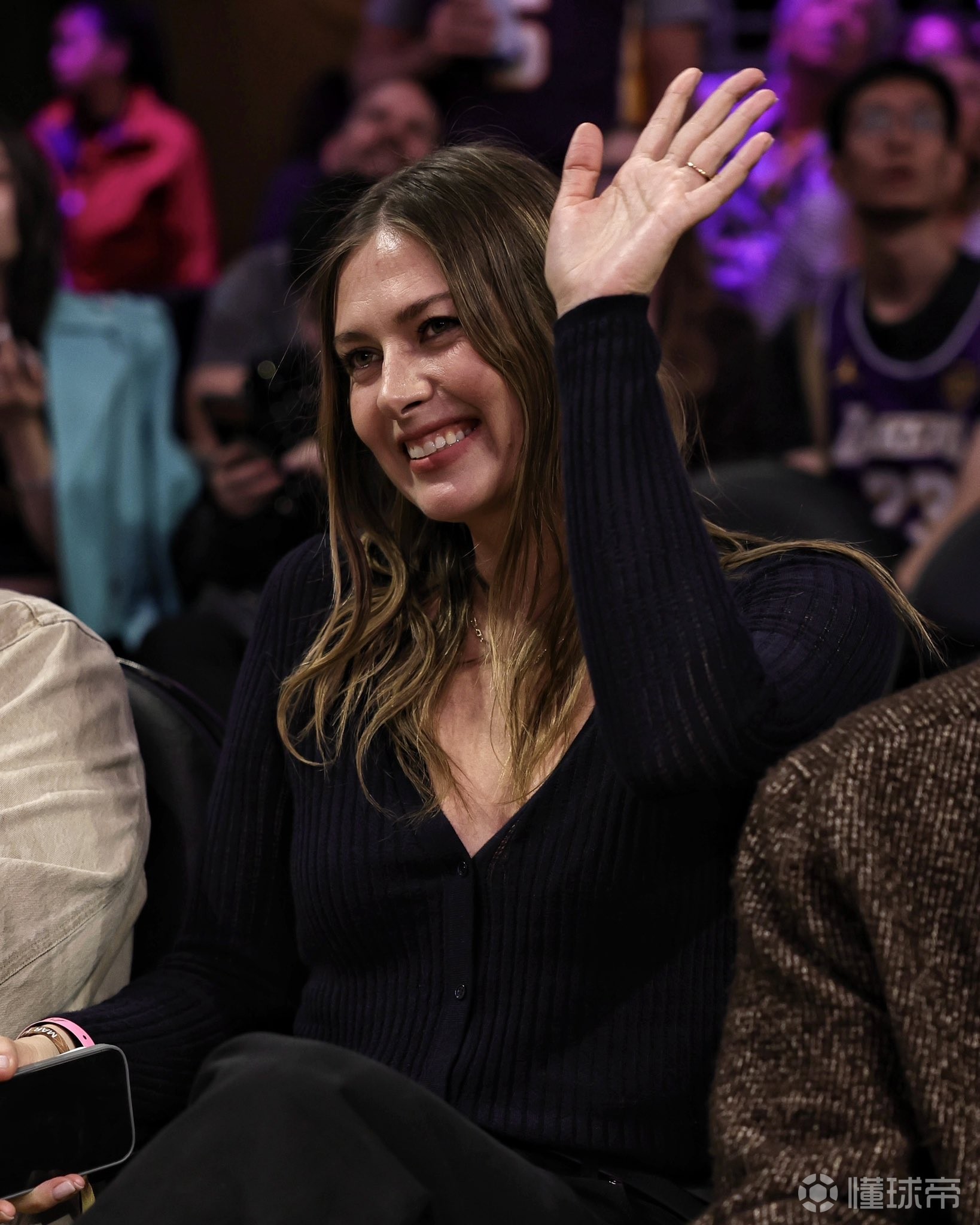 好久不见，莎拉波娃现身湖人主场观战，挥手致意风采依旧