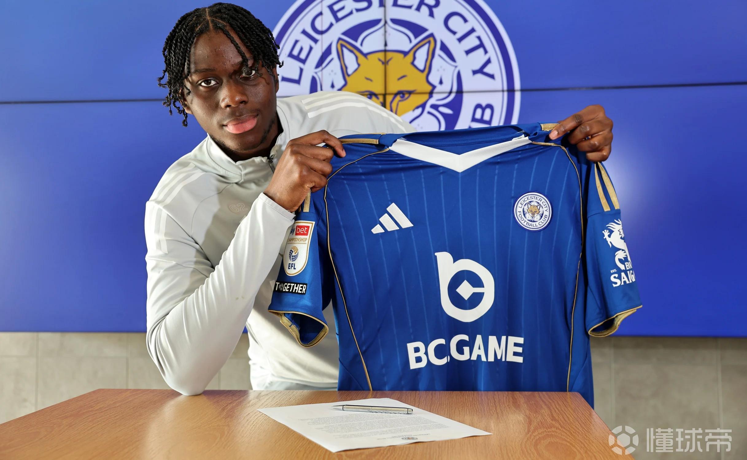 官方：莱斯特城与19岁后卫凯文-格雷续约至2029年